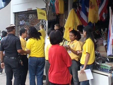 ข่าวตรัง : การค้าฯตรัง ตรวจร้านขายเสื้อเหลืองหลังชาวบ้านร้องขายแพง