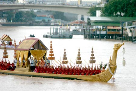 ภาพประกอบ ข่าวสาร ข่าวทั่วไป : จองที่ริม”เจ้าพระยา” รอชมเห่เรือ พระราชพิธียิ่งใหญ่