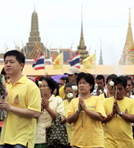 ภาพประกอบ ข่าวสาร ข่าวทั่วไป : พุทธศาสนิกชนร่วมใส่เสื้อเหลืองตั้งจิตให้ในหลวงหายประชวรเนื่อในวันอาสาฬหบูชา