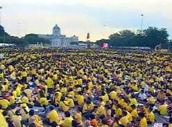 ภาพประกอบ ข่าวสาร ข่าวทั่วไป : คนไทยรอเฝ้าชมพระบารมี ล้นลานพระบรมรูปทรงม้า