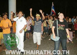 ภาพประกอบ ข่าวสาร ข่าวทั่วไป : ?เฉลิม? ยังยิ้มสู้ถูกแนวร่วมพันธมิตรภูเก็ตขวาง-ทุบรถ