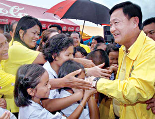 ภาพประกอบ ข่าวสาร ข่าวทั่วไป : ?แม้ว?เซ็งทัวร์อีสานระวังตัวแจไม่กล้าหายใจแรง