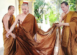 ภาพประกอบ ข่าวสาร ข่าวทั่วไป : เต๋า-สมชายบวช ?นัท? ขออนุโมทนา