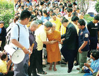 ภาพประกอบ ข่าวสาร ข่าวทั่วไป : ?พ่อคูณ?กลับวัดแล้วจัดใหญ่วันเกิด83ปี