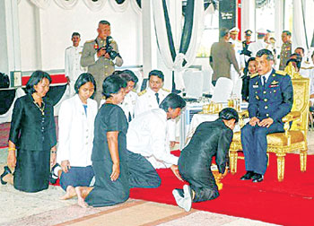 ภาพประกอบ ข่าวสาร ข่าวทั่วไป : สมเด็จพระบรมฯ เสด็จฯ แทนพระองค์ พระราชทานเพลิงศพ ?ครูประสาน? เหยื่อไฟใต้