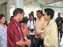 ภาพประกอบ ข่าวสาร ข่าวทั่วไป : พระราชินีทรงเศร้าสลด คนดีตกเป็นเหยื่อไฟใต้