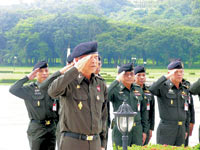 ภาพประกอบ ข่าวสาร ข่าวทั่วไป : ทหารเป็นของ?ในหลวง-ชาติ? ?เปรม?ประกาศ รบ.แค่จ๊อคกี้-มาแล้วก็ไป