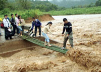 ภาพประกอบ ข่าวสาร ข่าวทั่วไป : น้ำป่าถล่ม ?เหนือ-ใต้?ซัดบ้านพังถนนขาด!