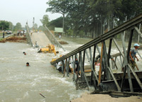 ภาพประกอบ ข่าวสาร ข่าวทั่วไป : สะพานเหล็กถล่ม!พัด 10 ล้อจมน้ำท่วม