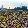 ภาพประกอบ ข่าวสาร ข่าวทั่วไป : คนไทยรอเฝ้าชมพระบารมี ล้นลานพระบรมรูปทรงม้า