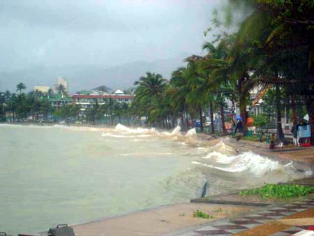 ข่าวภูเก็ต : ชายหาดภูเก็ตขึ้นธงแดงห้ามเล่นน้ำ - สถิติจมคลื่นพุ่งเดือนละกว่า 60 ราย