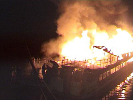 ข่าวกระบี่ : เพลิงเผาวอด 2 ลำเรือโดยสารกระบี่-พีพีขณะจอดเทียบท่า