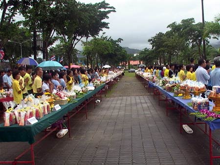 ข่าวระนอง : พสกนิกรระนองร่วมทำบุญตักบาตร ถวายเป็นพระราชกุศลสมเด็จพระราชินีฯ