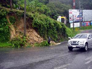 ข่าวภูเก็ต : ฝนถล่มภูเก็ต ดินสไลด์ทับถนนเส้นขาขึ้นเขาป่าตอง