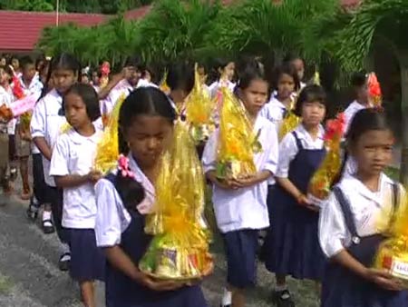 ข่าวสตูล : ชาวพุทธสตูลร่วมแห่เทียนพรรษา