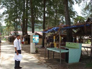 ข่าวภูเก็ต : อบต.เตรียมรื้อร้านค้าถาวรชายหาดกมลา พร้อมจัดระเบียบชายหาดตั้งงบ 3  ปี 140  ล.