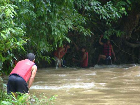 ข่าวพังงา : ยังไร้วี่แววร่างแหม่มสาวสูญหายขณะล่องแก่งพังงา