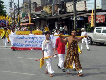 ข่าวภูเก็ต : ภูเก็ตแห่พระรอบเมืองเฉลิมพระเกียรติฯ ครองราช 60 ปี