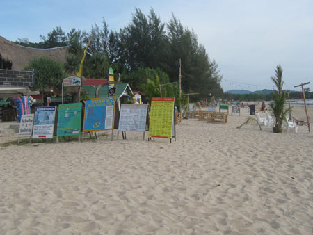 ข่าวกระบี่ : นอภ.เกาะลันตา สั่งรื้อร้านอาหารบนชายหาด