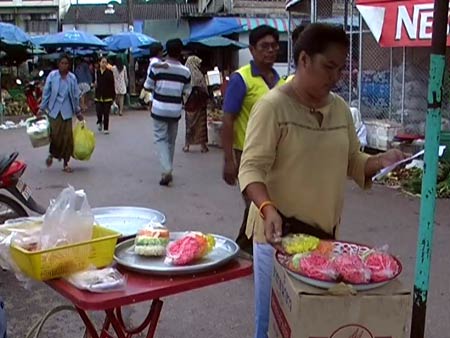 ข่าวสตูล : ชาวพุทธสตูลแห่ซื้อขนมรับวันสารทเดือนสิบคึกคัก