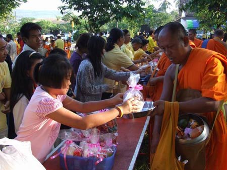 ข่าวระนอง : ชาวระนองร่วมทำบุญตักบาตรทำบุญประเทศ